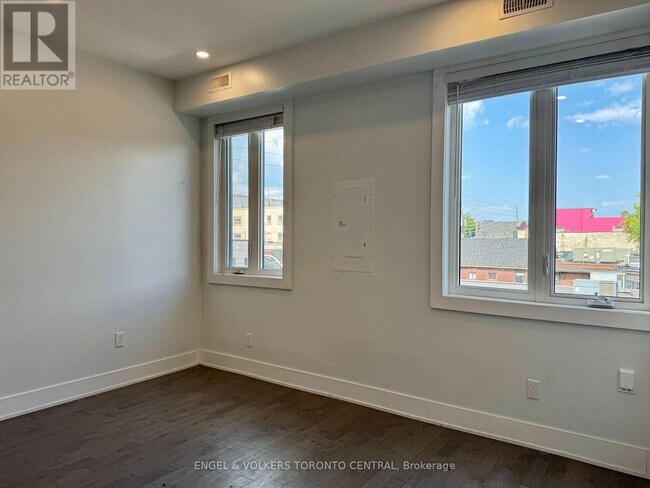 Photo du bâtiment - 1415-1415 Gerrard St E