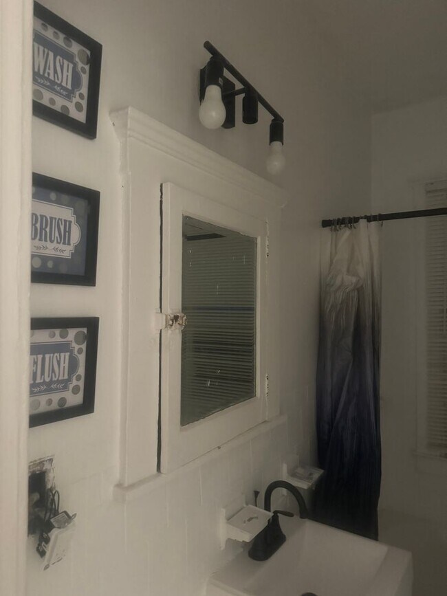 Foto del edificio - 2 bedroom/ 1 bathroom Detroit's Westside Home