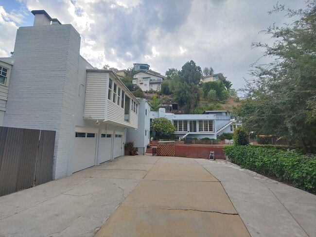 Foto del edificio - 1599 Sunset Plaza Dr