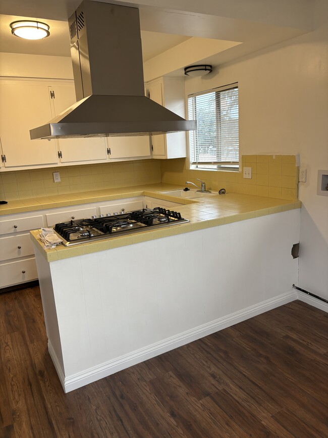 Kitchen island w/hood - 3421 W 109th St