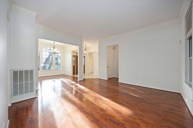 Foto del edificio - 8615 Saratoga Dr