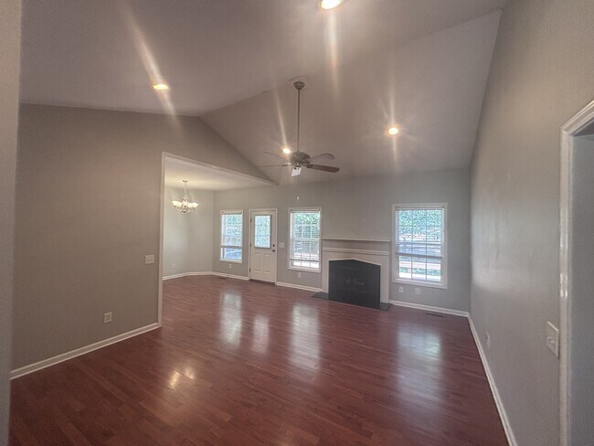 Foto del edificio - 100 Kingswood Cir