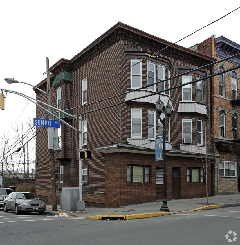 Primary Photo - 1601 Summit Ave