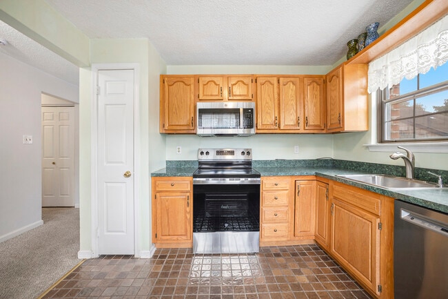 kichen - 50 Rittenhouse Ct