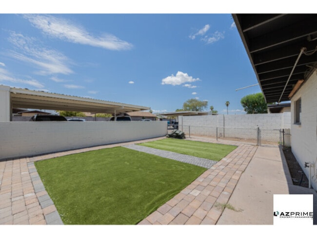 Photo - $500 OFF FIRST MONTH'S RENT MOVE IN SPECIAL! Introducing this Comfortable 2/1 Tempe Duplex! House