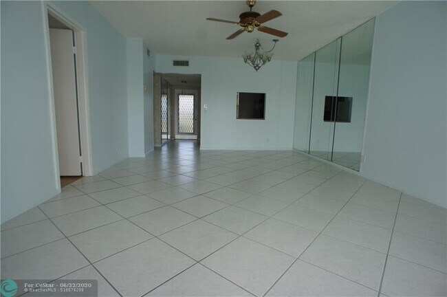 Foto del edificio - 1035 Country Club Dr