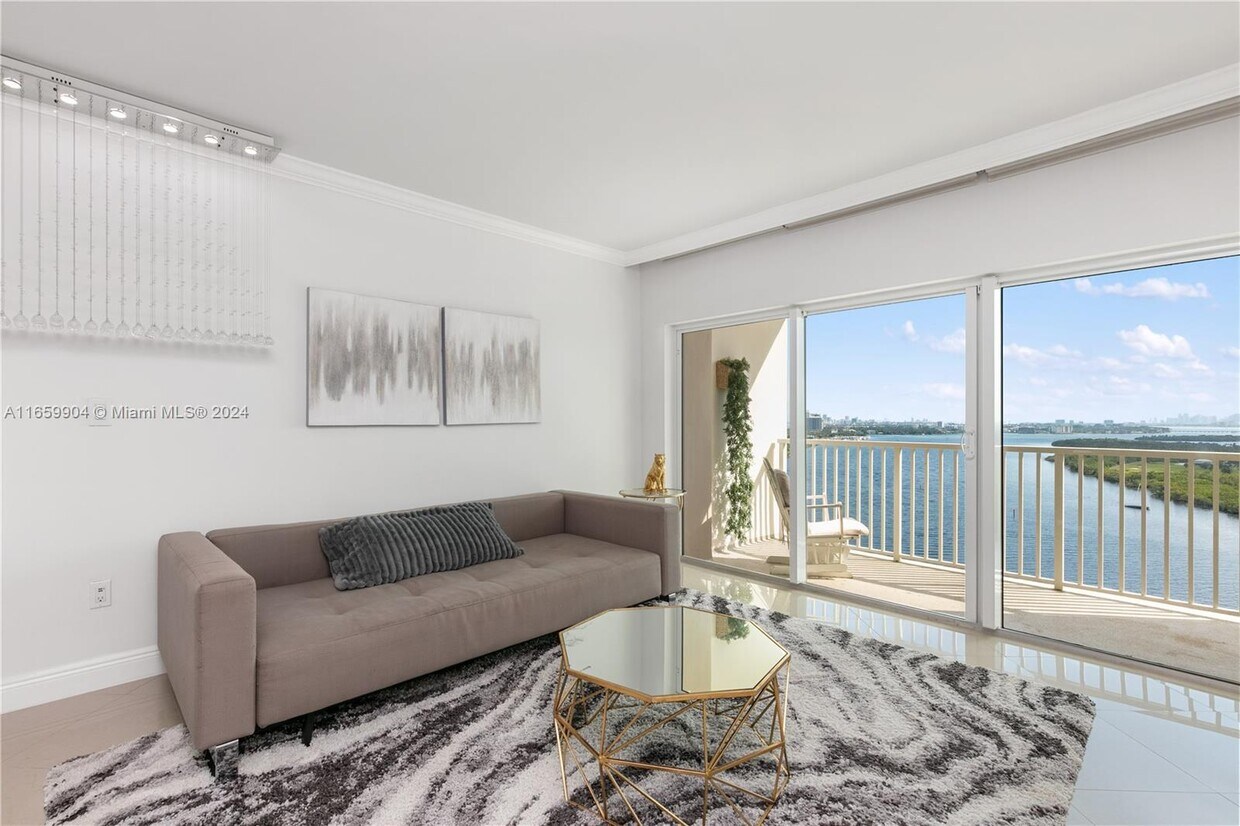 Foto principal - 300 Bayview Dr