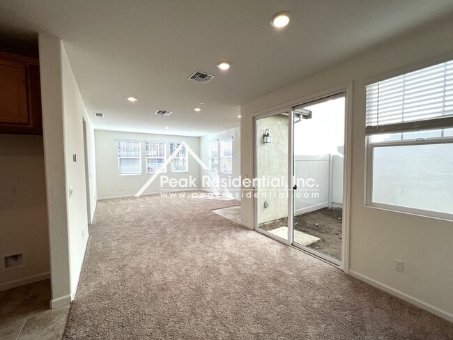 Building Photo - Brand New Citrus Heights 4bd/3ba Home with 2 Car Garage