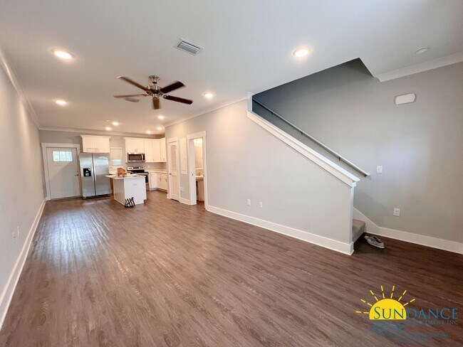 Foto del edificio - Stunning 3 bedroom town home with screened...
