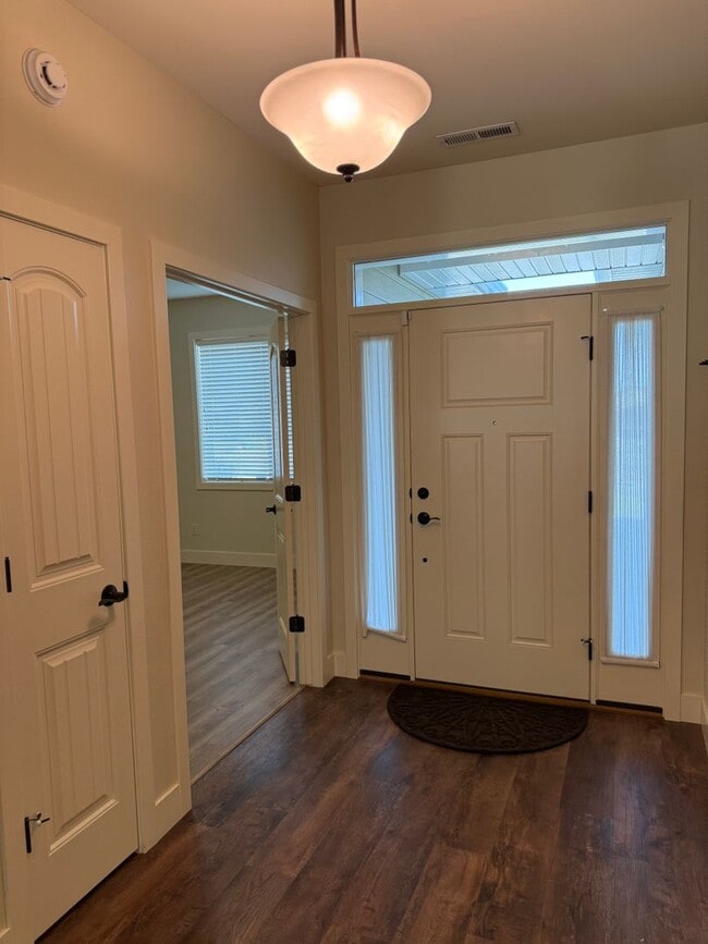 Building Photo - 2 Bedroom/ 2 Bathroom Townhome by Ben Stee...