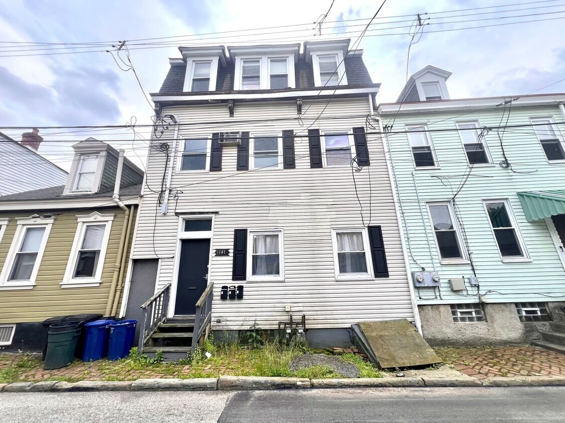 Primary Photo - 1141 Brabec St