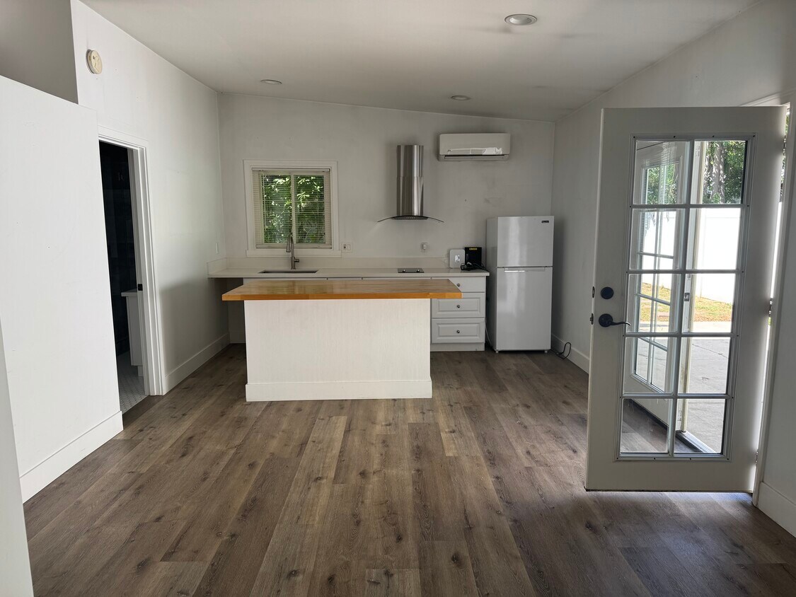 Foto del edificio - 5646 Woodman Ave