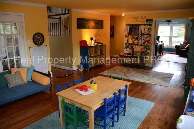 Building Photo - 8200 Spring Hill Ln