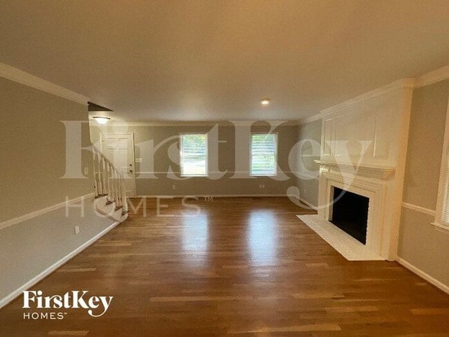 Building Photo - 732 Luxbury Rd