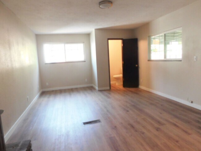 Building Photo - Beautiful 4 Bedroom, 1-1/2 Bathroom Home W...