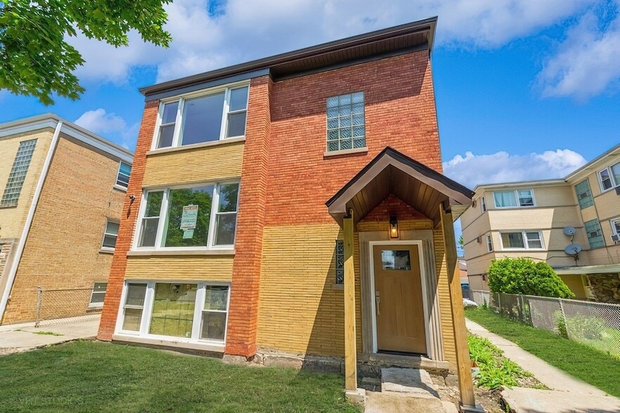 Foto principal - 7026 W Diversey Ave