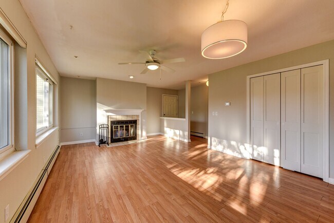 Building Photo - 2 Bedroom 2 Bath End Unit Condo with covered parking!