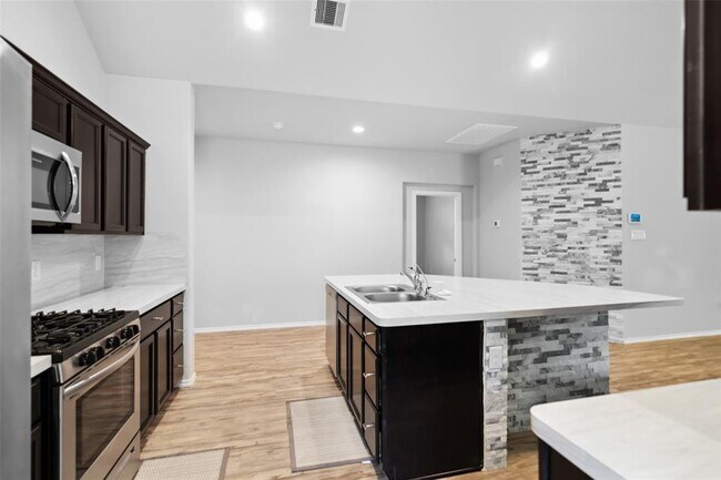 Foto del edificio - 14102 Silver Falls Ct