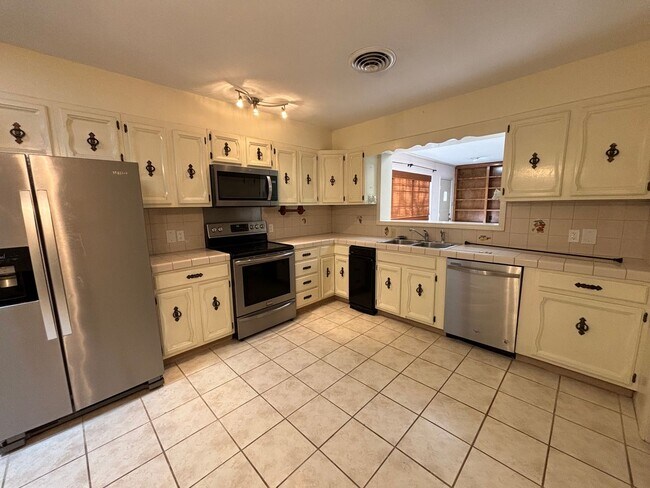 Foto del edificio - Large home in Brooadmor!