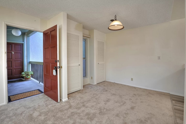 Building Photo - This one bedroom/one bathroom!