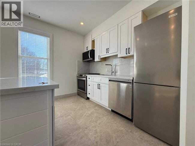 Building Photo - 35 Victoria Ave