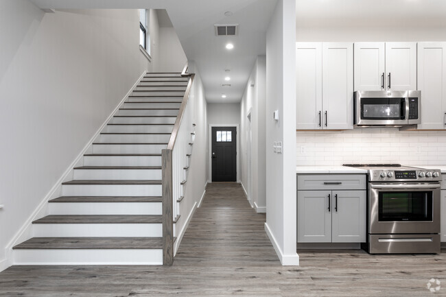 Carriage House - 2HAB, 2,5BA - 165 Overlook Road, LLC