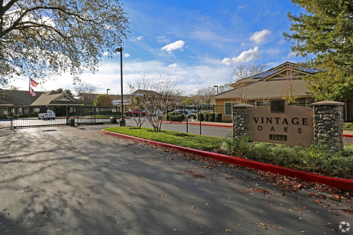 Foto principal - Vintage Oaks Senior Apartments