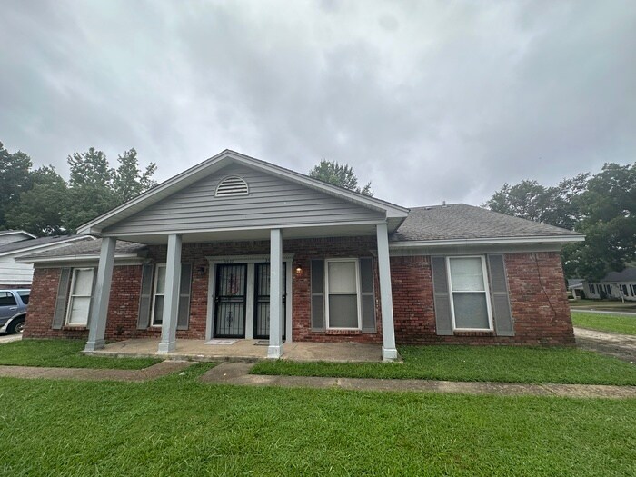 Primary Photo - BEAUTIFUL DUPLEX IN EAST MEMPHIS!!