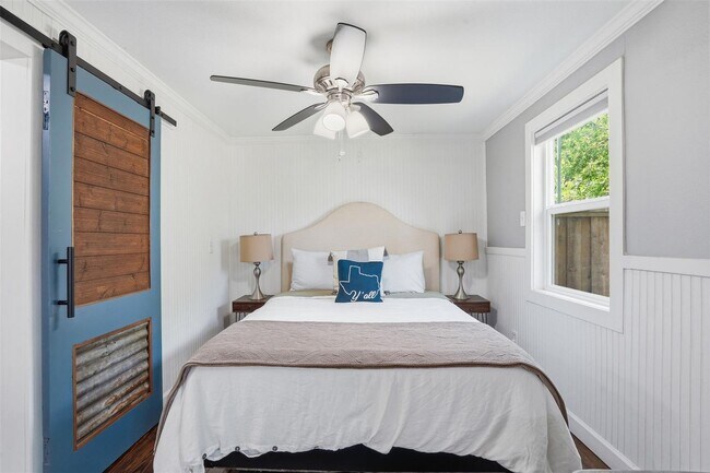 Building Photo - Charming Arlington Heights Living with Designer Style & Everyday Convenience