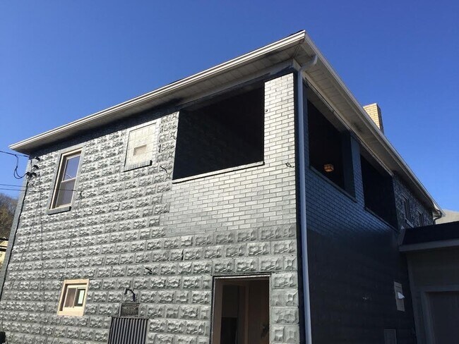 Building Photo - 540 - 2 Bed/1 Bath