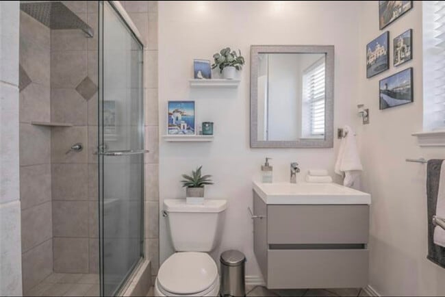 Building Photo - 5827 Sandhurst Ln