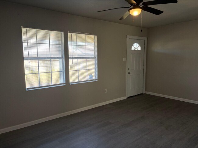 Building Photo - 5402 Lyndhurst Dr