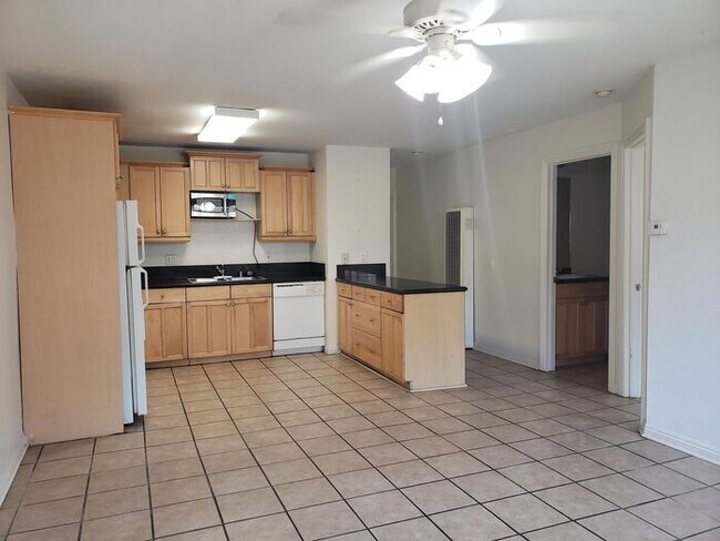 Foto del edificio - Lincoln Park Condo with Easy Freeway Access