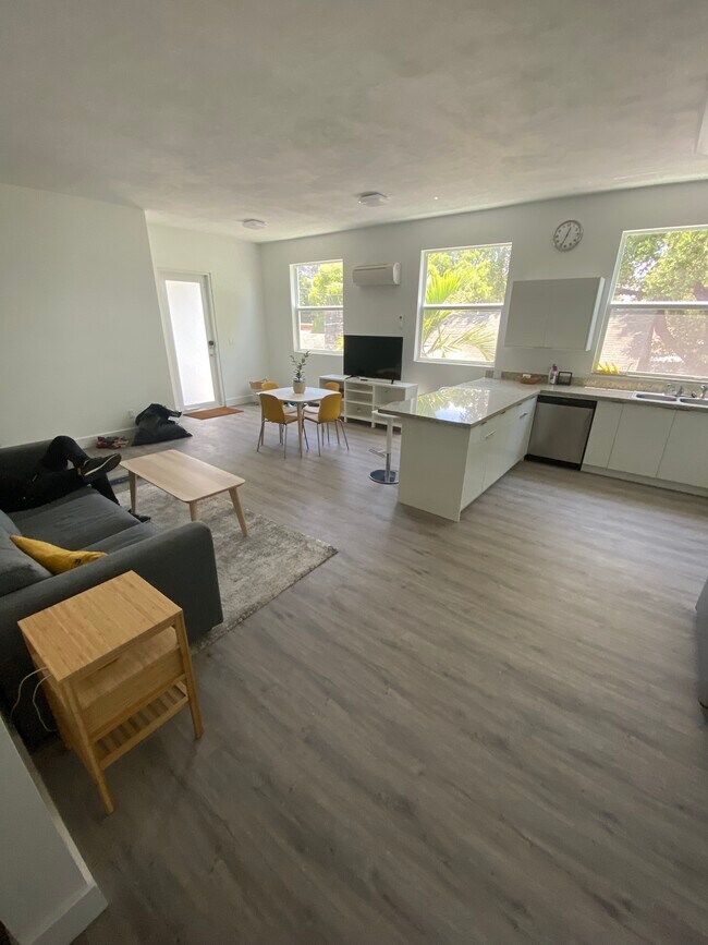Foto del edificio - 1052 NW 27th St