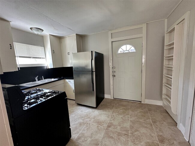 Foto del edificio - 7110 McHenry St