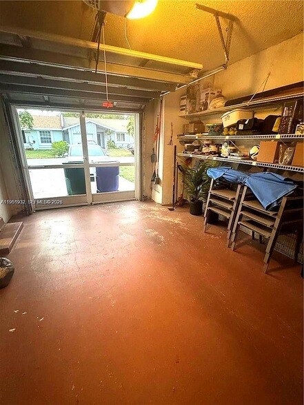 Foto del edificio - 5482 Lakewood Cir S