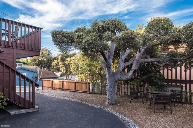 Foto del edificio - 1 br, 1 bath Duplex - 3760 Pacific Grove R...