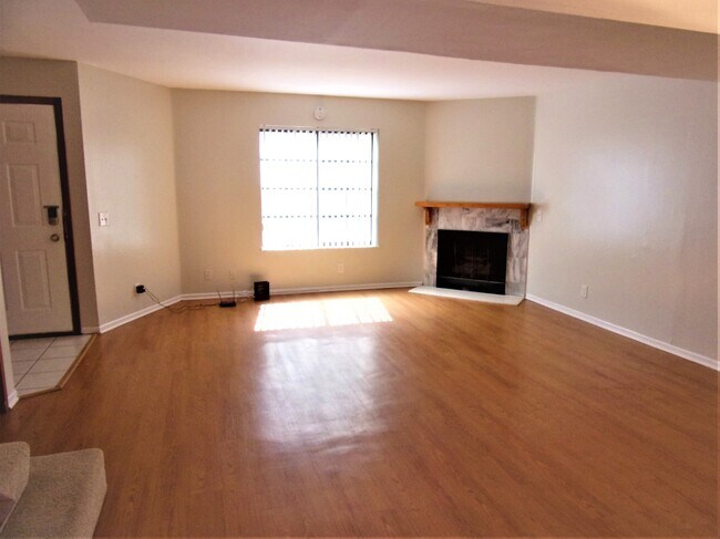 Building Photo - 422 S Palm Dr