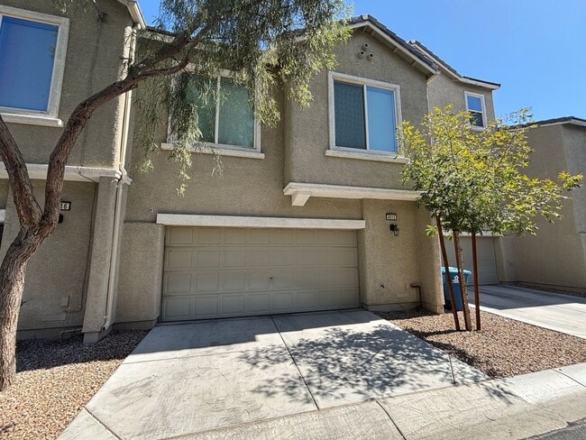 Building Photo - GUARD GATED 3 BED 2.5 BATH 2 CAR GARAGE TOWNHOUSE w/ 3 FLOORS