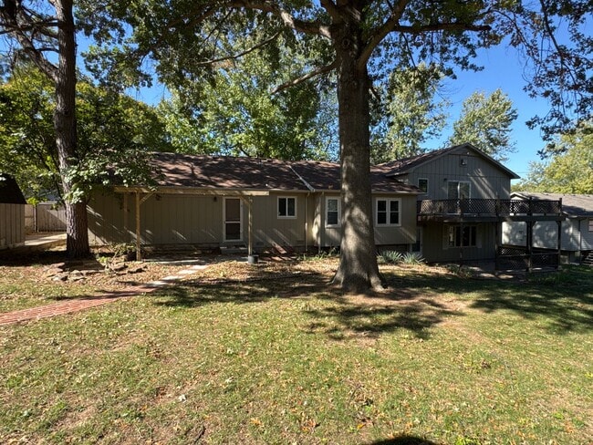 Building Photo - 4 Bedroom 3 Baths Southeast!  $2395