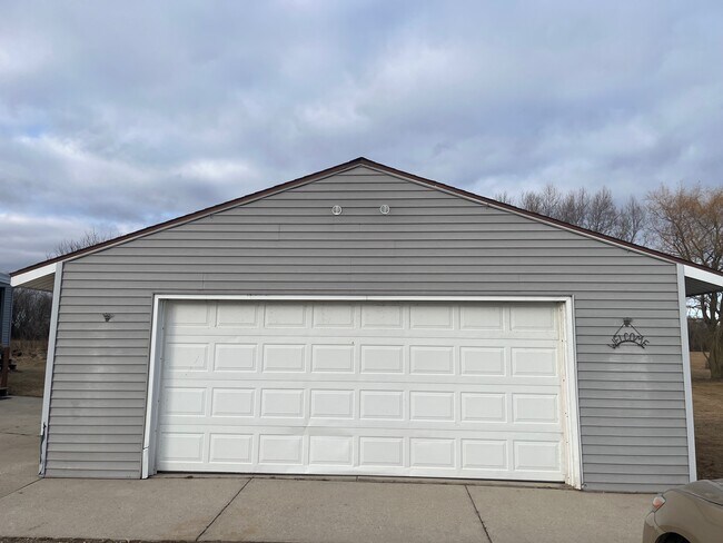 Frente a un garaje para dos coches. - 3802 Clover Rd