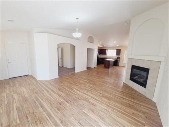 Building Photo - LOS LUNAS