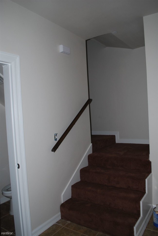 Building Photo - 2 br, 1.5 bath Townhome - 115 Adelita St