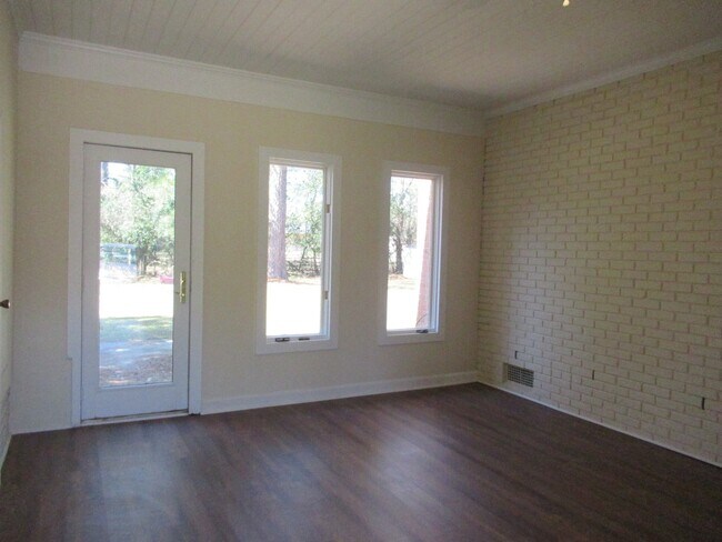 Foto del edificio - 38 Thelma-3 bedroom, 2 bath- ALICE DRIVE AREA