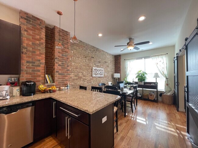 Foto del edificio - 821 N Damen Ave.