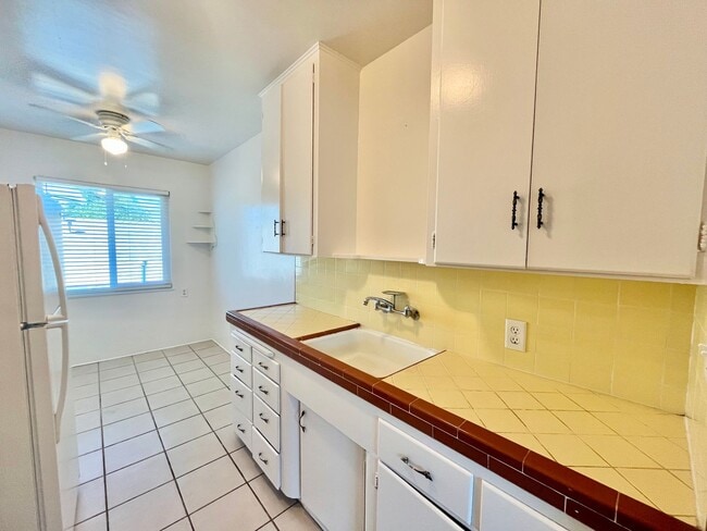 Foto del edificio - Upstairs 1 Bedroom Apt with 1-Car Garage N...