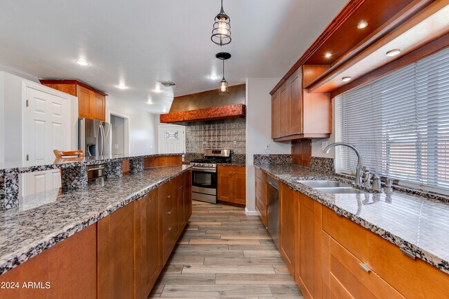 Building Photo - 2348 N 28th Pl