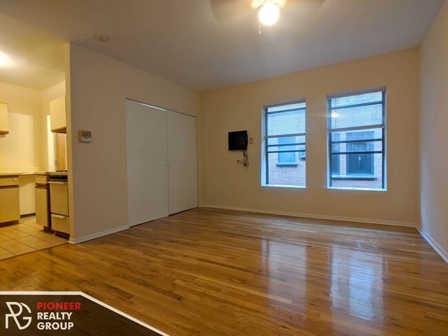 Building Photo - 814 W Cornelia Ave