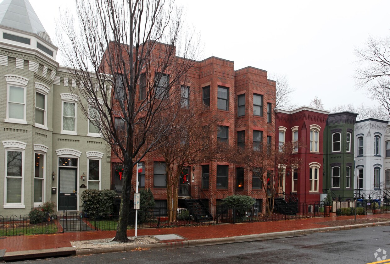 Vista de frente - 245-249 8th St NE