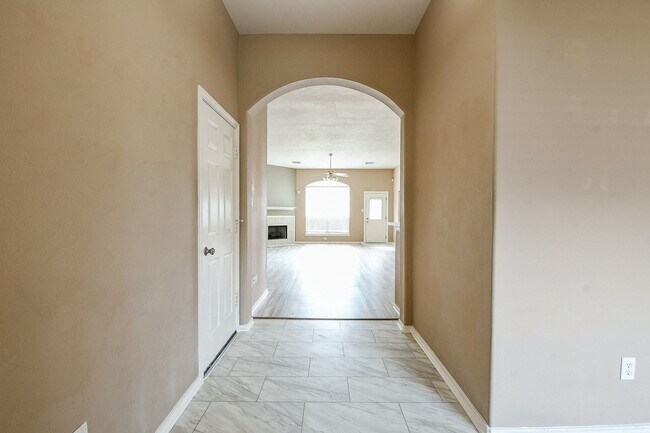 Foto del edificio - 5104 Big Spring Dr